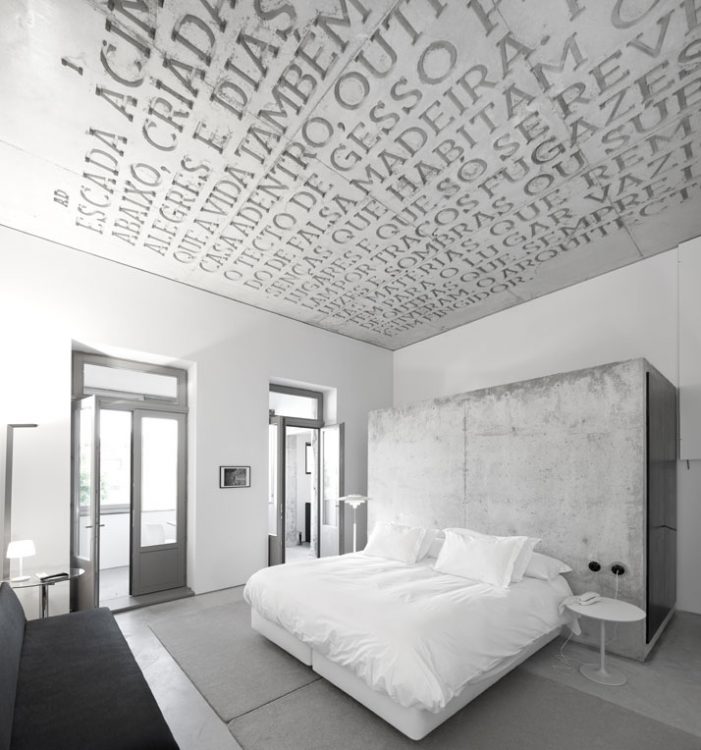 חדר שינה עם יישומי בטון שונים בתקרה רצפה ובקירות