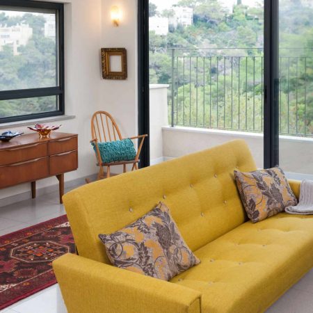 ספת וינטג' צהובה בבית פרטי בשכונת כרמליה בחיפה בעיצוב שרון אלה