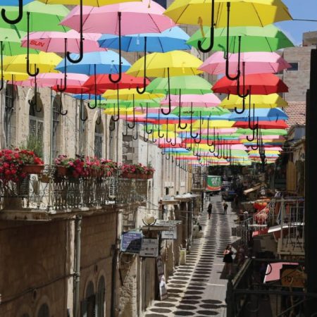 נחלת שבעה בירושלים עם הצללה של מטריות צבעוניות