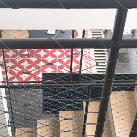 מעקה ברזל בשילוב רשת אקסטנדד מנירוסטה בבית בקיבוץ געש