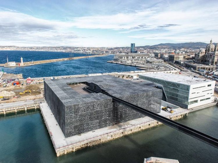 מוזיאון  MUCEM  המוקדש לתרבויות ים תיכוניות, הראשון מסוגו, נמצא בעיר מרסיי בצרפת וממוקם בכניסה לנמל הישן. מעטפת המבנה עשויה בטון שמיוצר עם סיבי מתכת