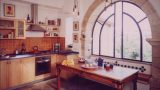 רצפת צפחה , פרופיל בלגי בחלונות , עץ מייפל במטבח , בבית ערבי בן 120 שנה בירושלים במלחה הישנה בעיצוב ותכנון של שרון אלה