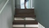 מעקה ברזל ומדרגות עץ אלון מלא המובילות לקומת חדר שינה הורים ומרפסות הגג