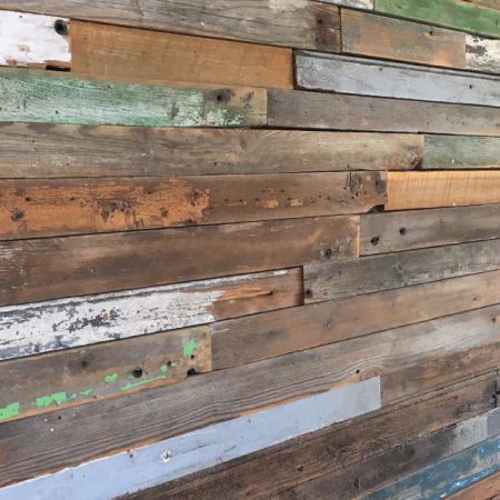 לוחות עץ מפרוקי תריסים ישנים , כחיפוי קיר בבית בבני ציון בעיצוב שרון ביצוע נגרות יריב דפני