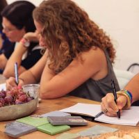 מעצבות פנים כותבות ולומדות במהלך שיעור בקורס ספריית החומרים של שרון